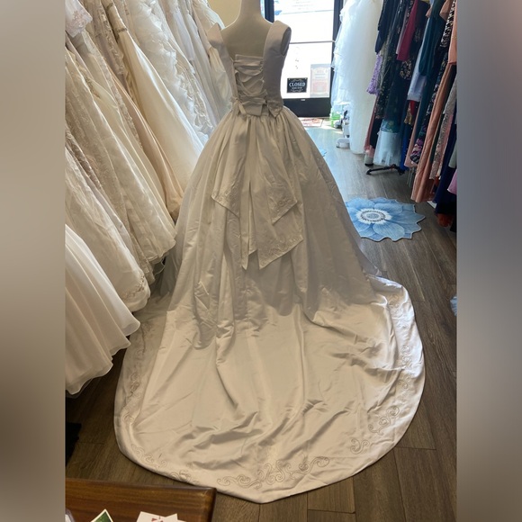 Vintage Maggie Sottero Wedding Dress - Picture 11 of 17